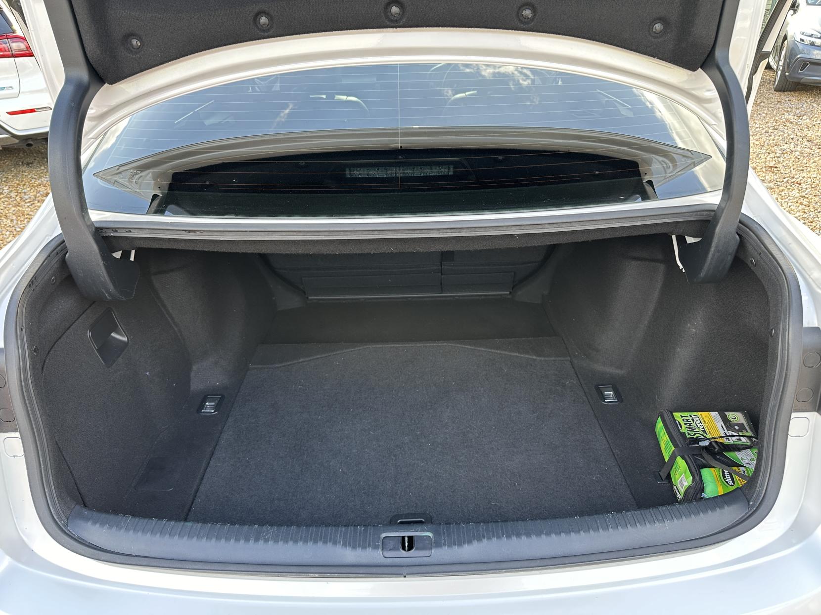 Lexus IS 2.5 300h Advance Saloon 4dr Petrol Hybrid E-CVT Euro 6 (s/s) (223 ps)