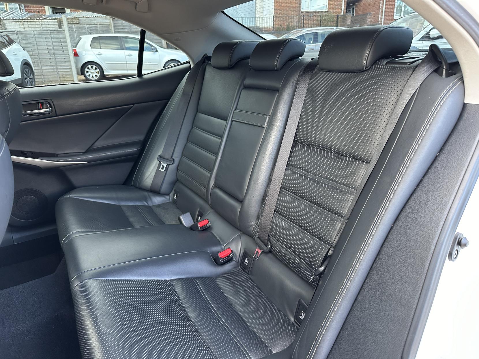 Lexus IS 2.5 300h Advance Saloon 4dr Petrol Hybrid E-CVT Euro 6 (s/s) (223 ps)