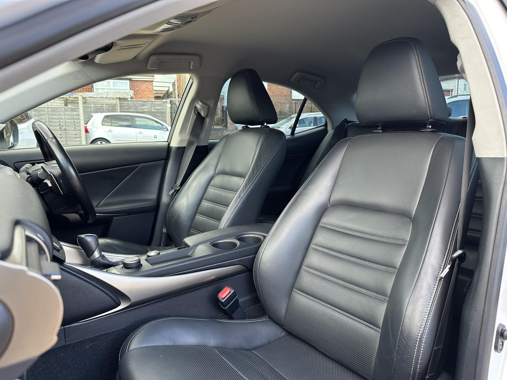 Lexus IS 2.5 300h Advance Saloon 4dr Petrol Hybrid E-CVT Euro 6 (s/s) (223 ps)