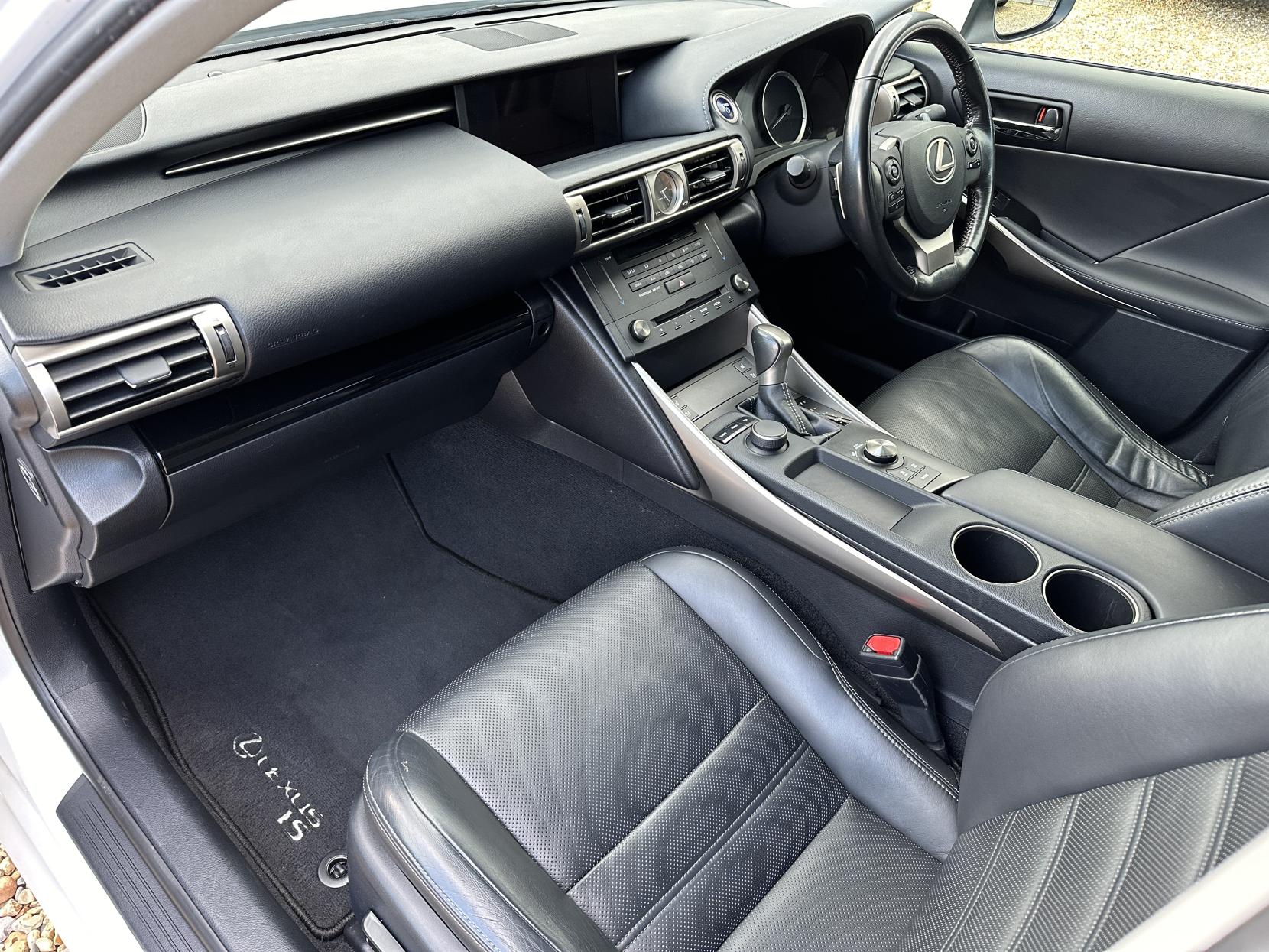 Lexus IS 2.5 300h Advance Saloon 4dr Petrol Hybrid E-CVT Euro 6 (s/s) (223 ps)