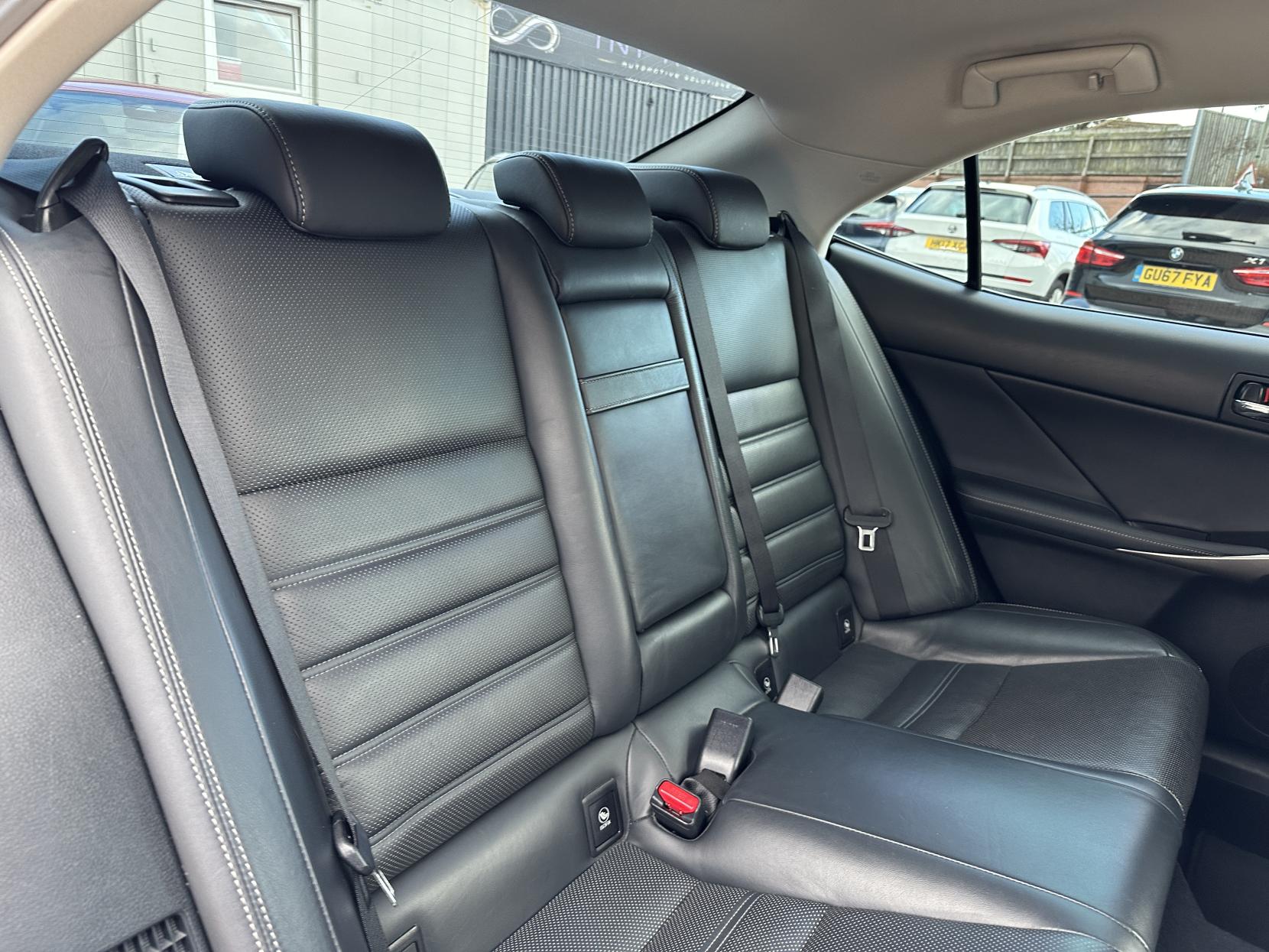 Lexus IS 2.5 300h Advance Saloon 4dr Petrol Hybrid E-CVT Euro 6 (s/s) (223 ps)