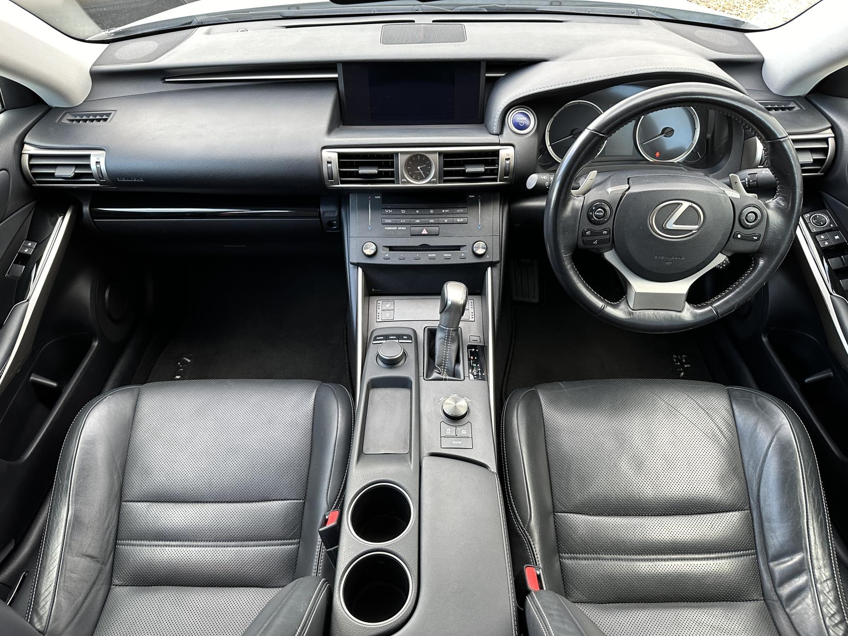 Lexus IS 2.5 300h Advance Saloon 4dr Petrol Hybrid E-CVT Euro 6 (s/s) (223 ps)