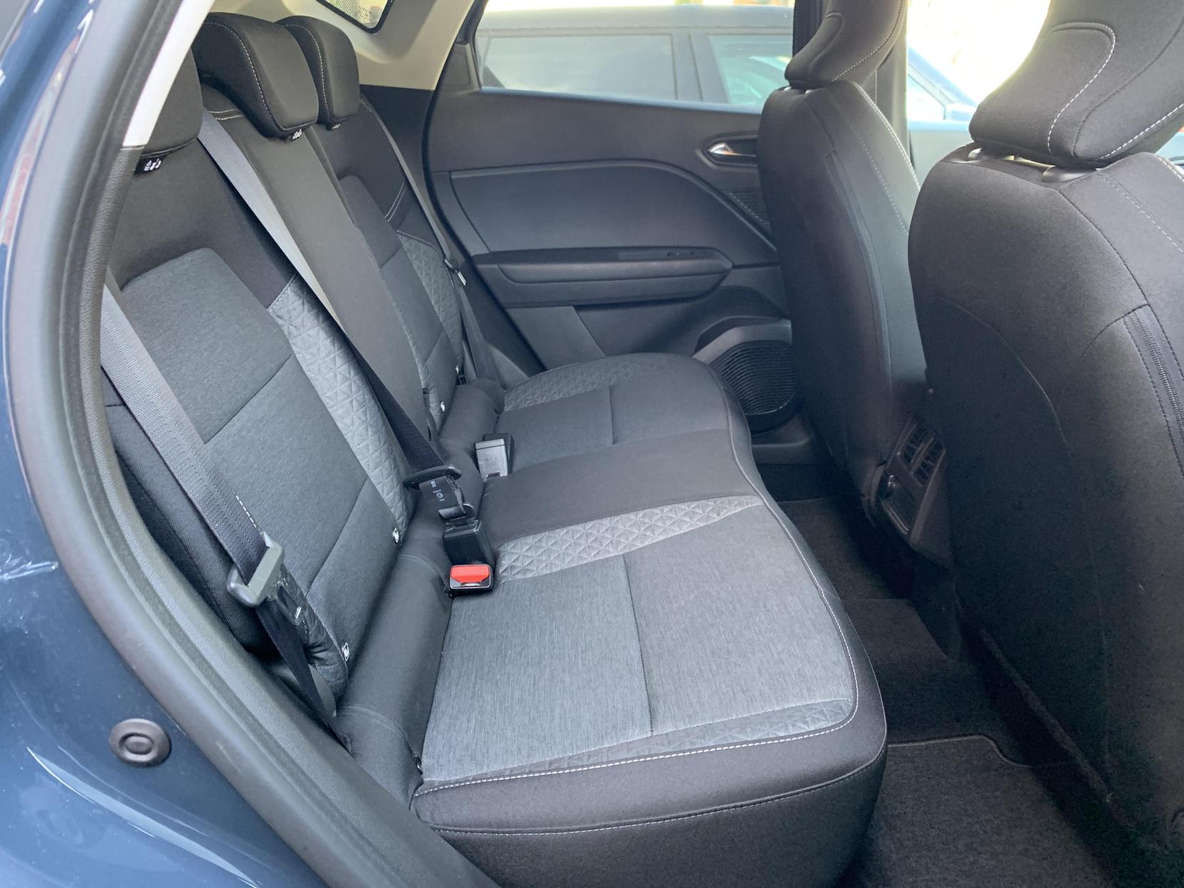 Renault Captur 1.3 TCe Iconic SUV 5dr Petrol EDC Euro 6 (s/s) (140 ps)