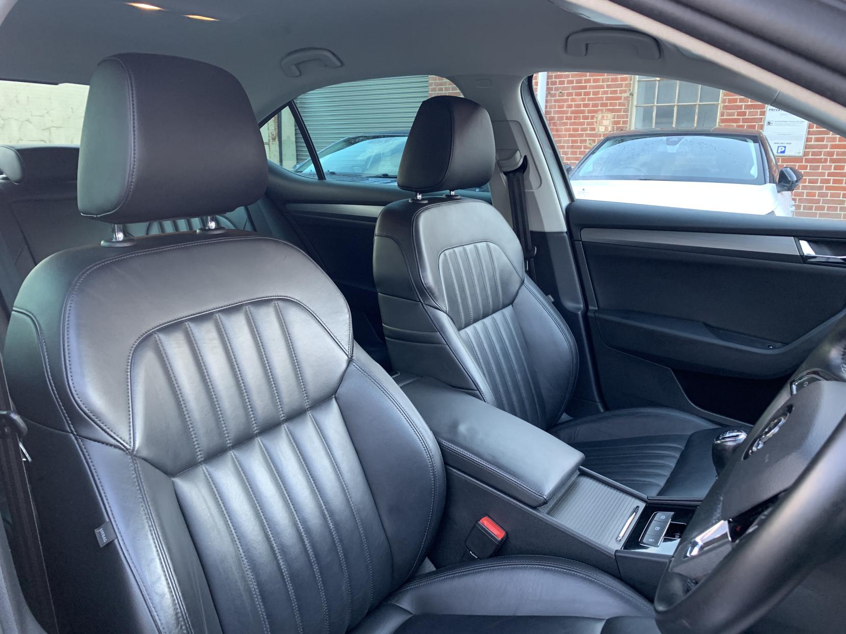 Skoda Superb 2.0 TDI SE L Executive Hatchback 5dr Diesel Manual Euro 6 (s/s) (150 ps)