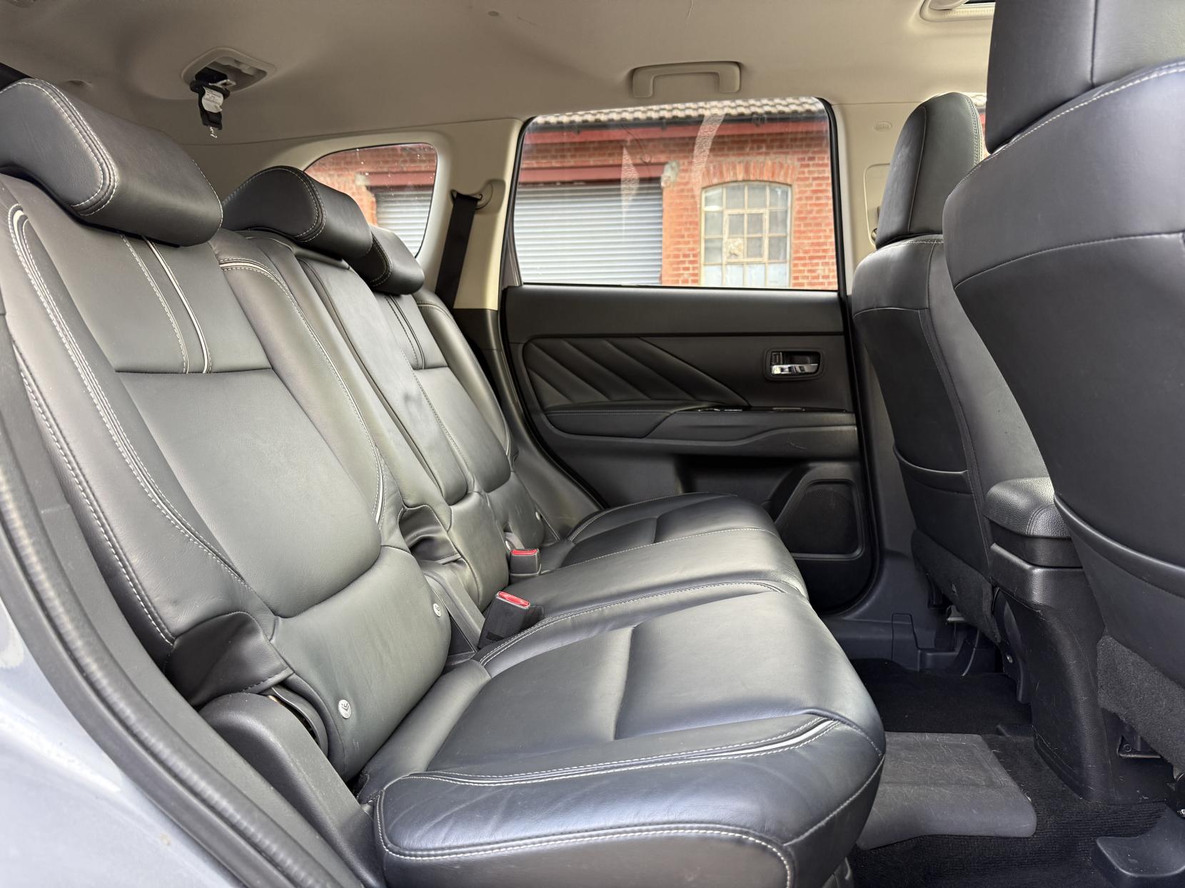 Mitsubishi Outlander 2.0h 12kWh 4h SUV 5dr Petrol Plug-in Hybrid CVT 4WD Euro 6 (s/s) (200 ps)