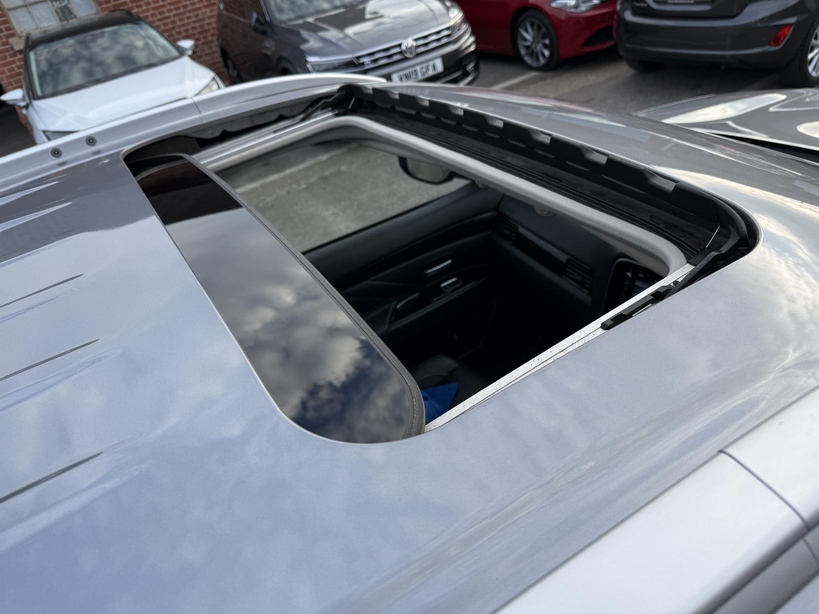 Mitsubishi Outlander 2.0h 12kWh 4h SUV 5dr Petrol Plug-in Hybrid CVT 4WD Euro 6 (s/s) (200 ps)