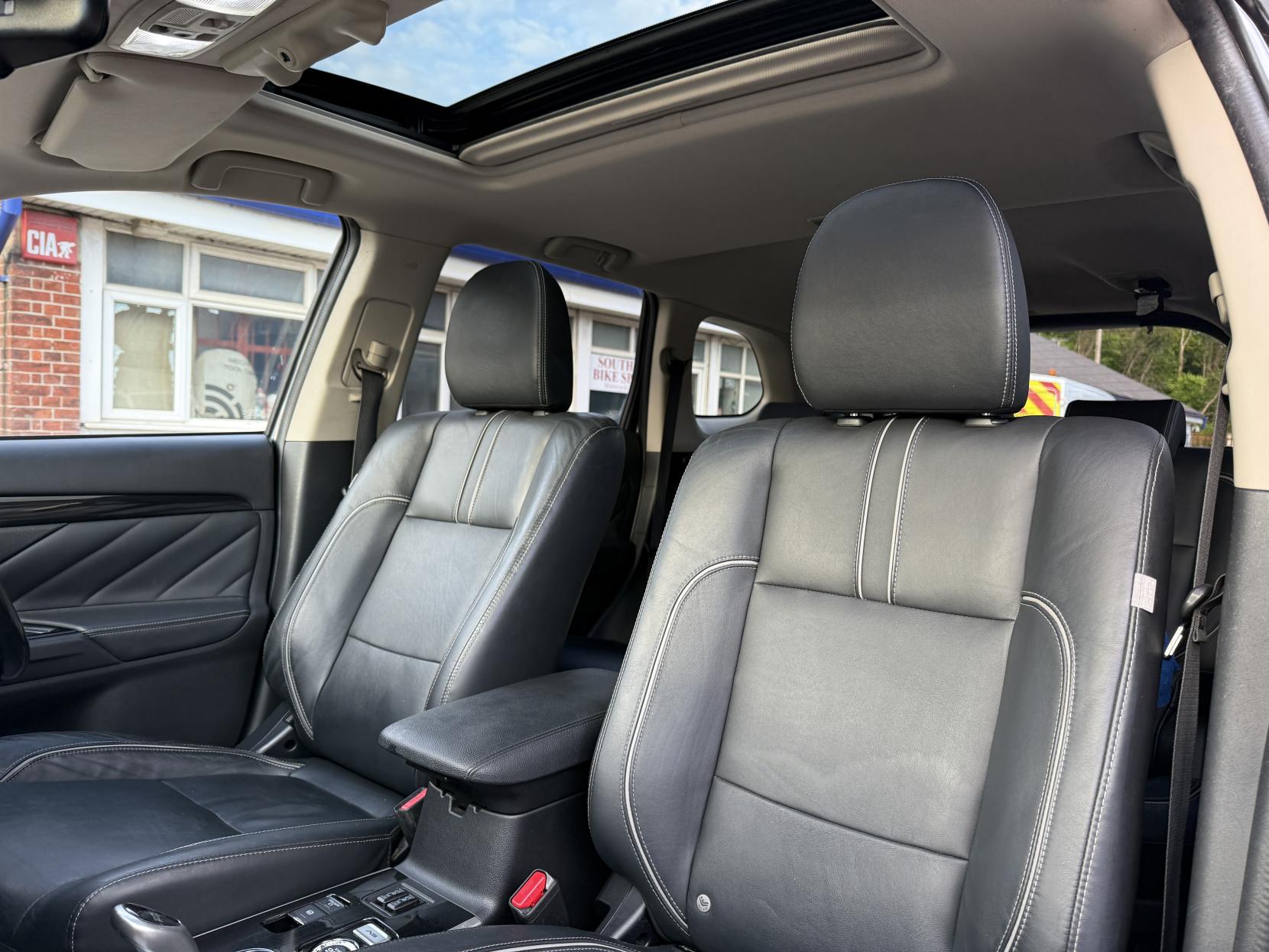 Mitsubishi Outlander 2.0h 12kWh 4h SUV 5dr Petrol Plug-in Hybrid CVT 4WD Euro 6 (s/s) (200 ps)