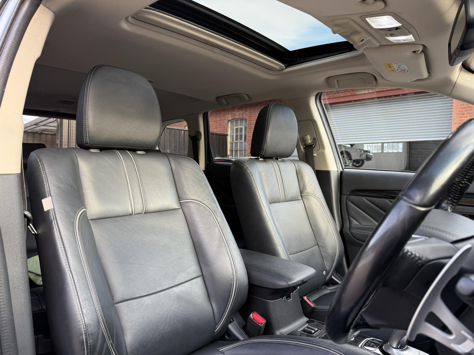 Mitsubishi Outlander 2.0h 12kWh 4h SUV 5dr Petrol Plug-in Hybrid CVT 4WD Euro 6 (s/s) (200 ps)