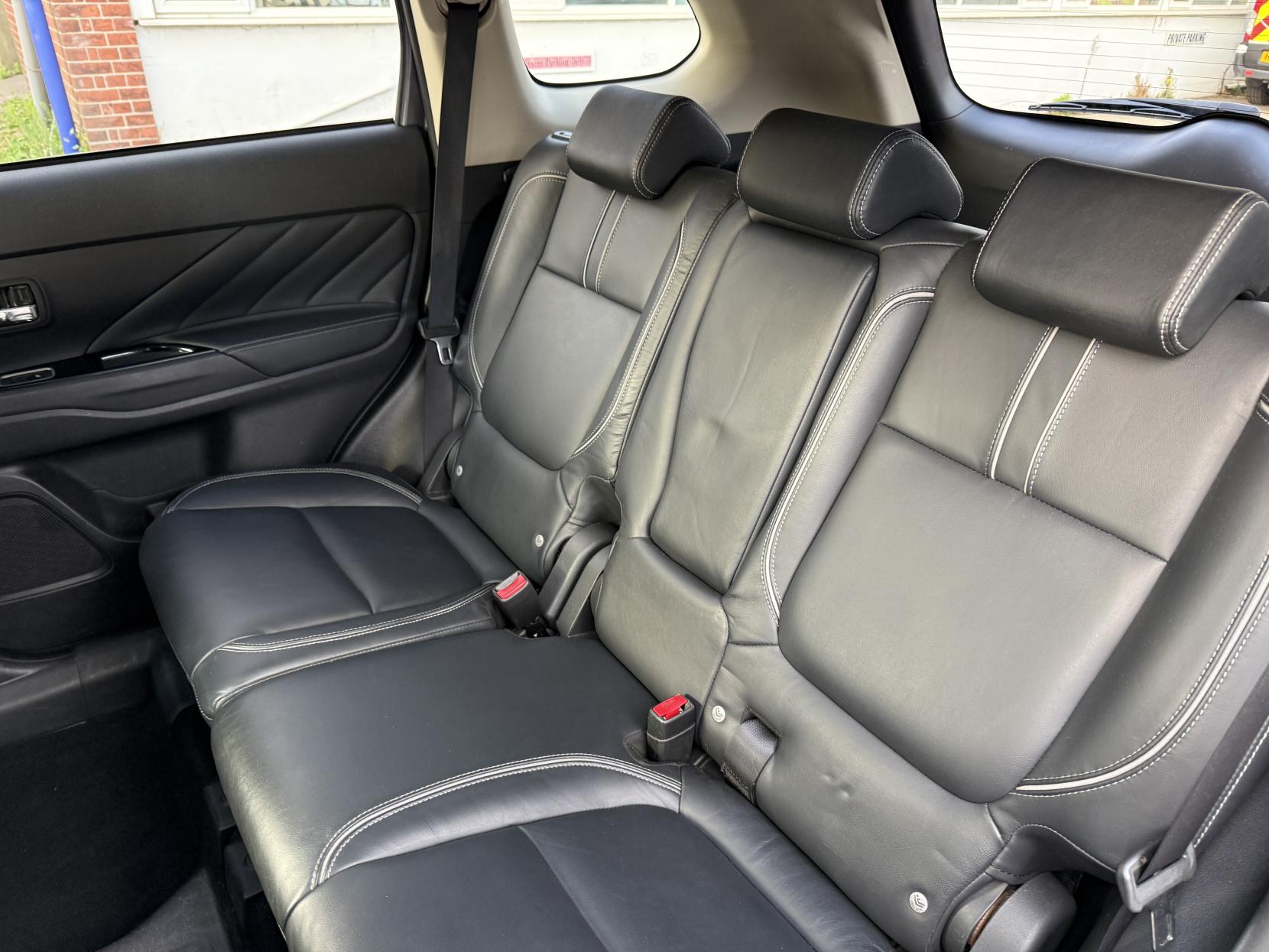Mitsubishi Outlander 2.0h 12kWh 4h SUV 5dr Petrol Plug-in Hybrid CVT 4WD Euro 6 (s/s) (200 ps)