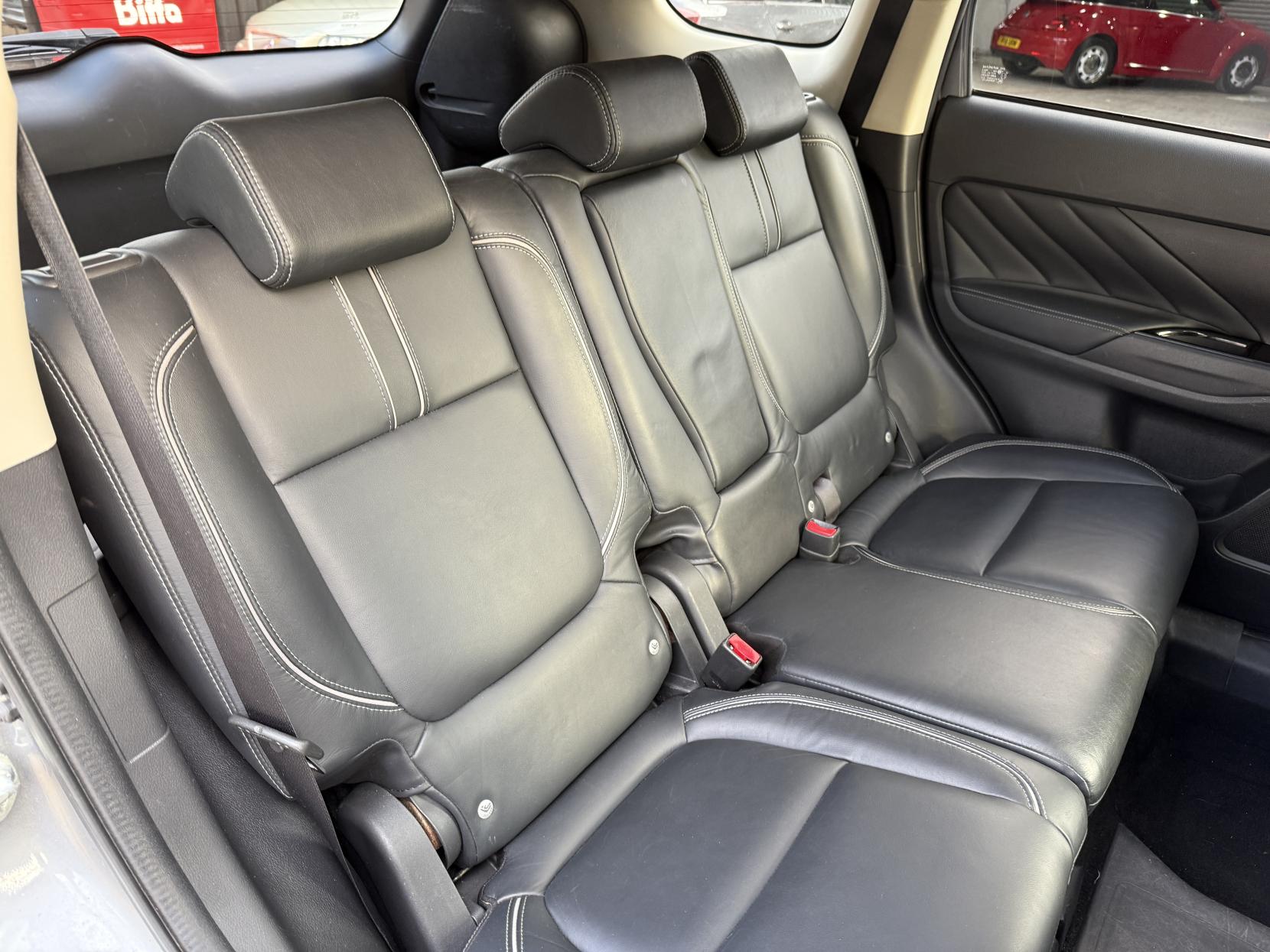 Mitsubishi Outlander 2.0h 12kWh 4h SUV 5dr Petrol Plug-in Hybrid CVT 4WD Euro 6 (s/s) (200 ps)