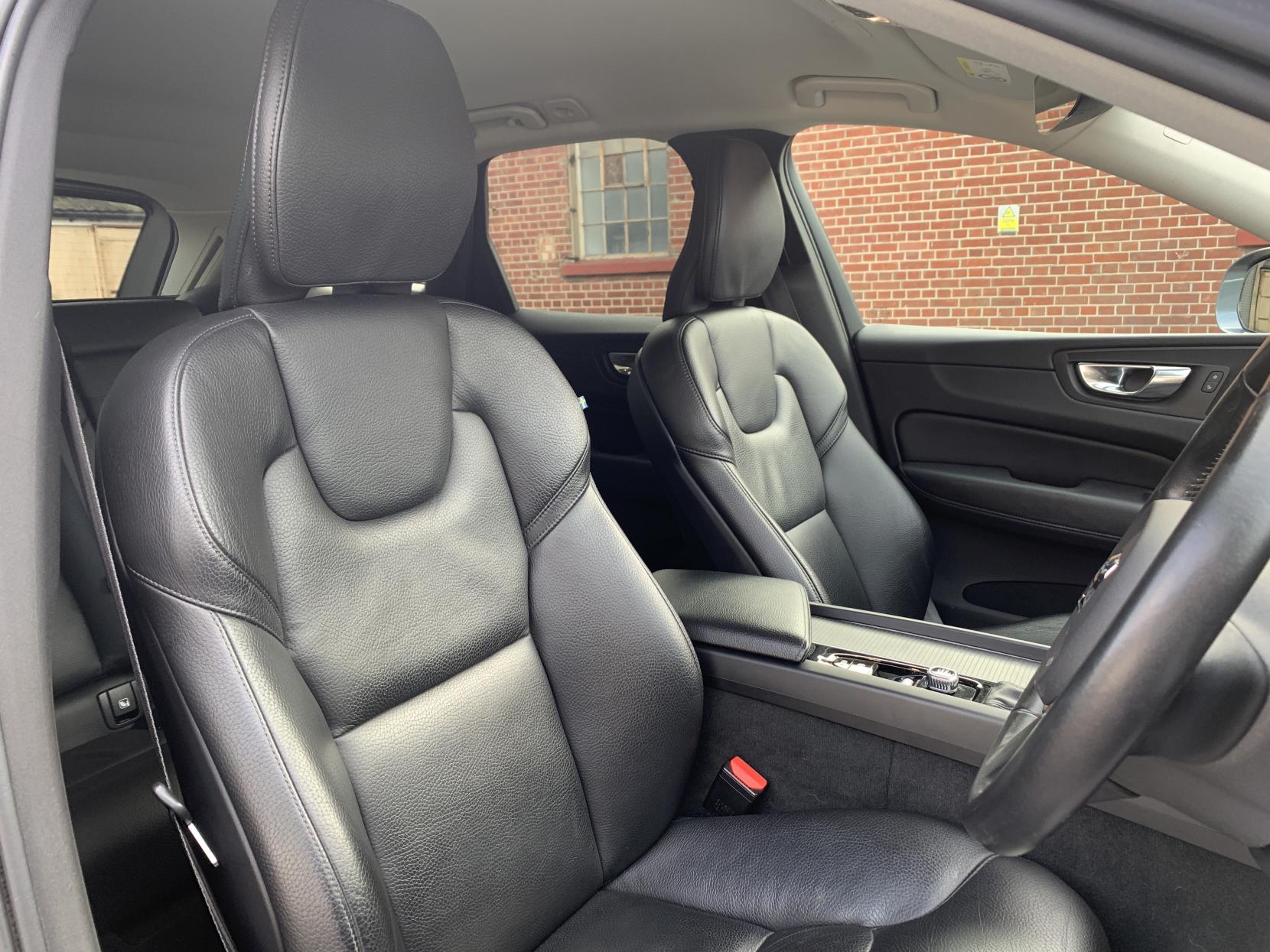 Volvo XC60 2.0 D4 Momentum SUV 5dr Diesel Auto AWD Euro 6 (s/s) (190 ps)