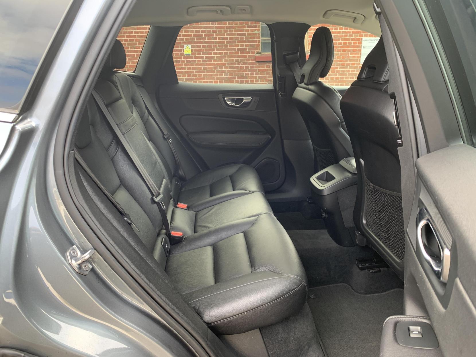 Volvo XC60 2.0 D4 Momentum SUV 5dr Diesel Auto AWD Euro 6 (s/s) (190 ps)