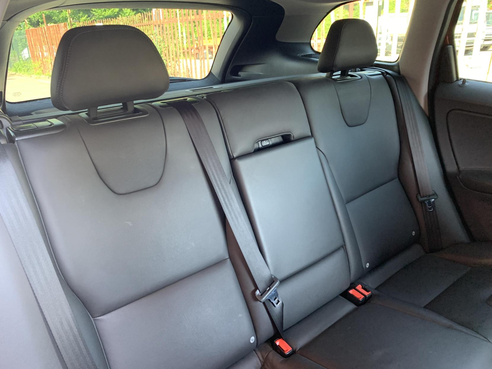 Volvo XC60 2.4 D5 SE Lux Nav SUV 5dr Diesel Auto AWD Euro 6 (s/s) (220 ps)