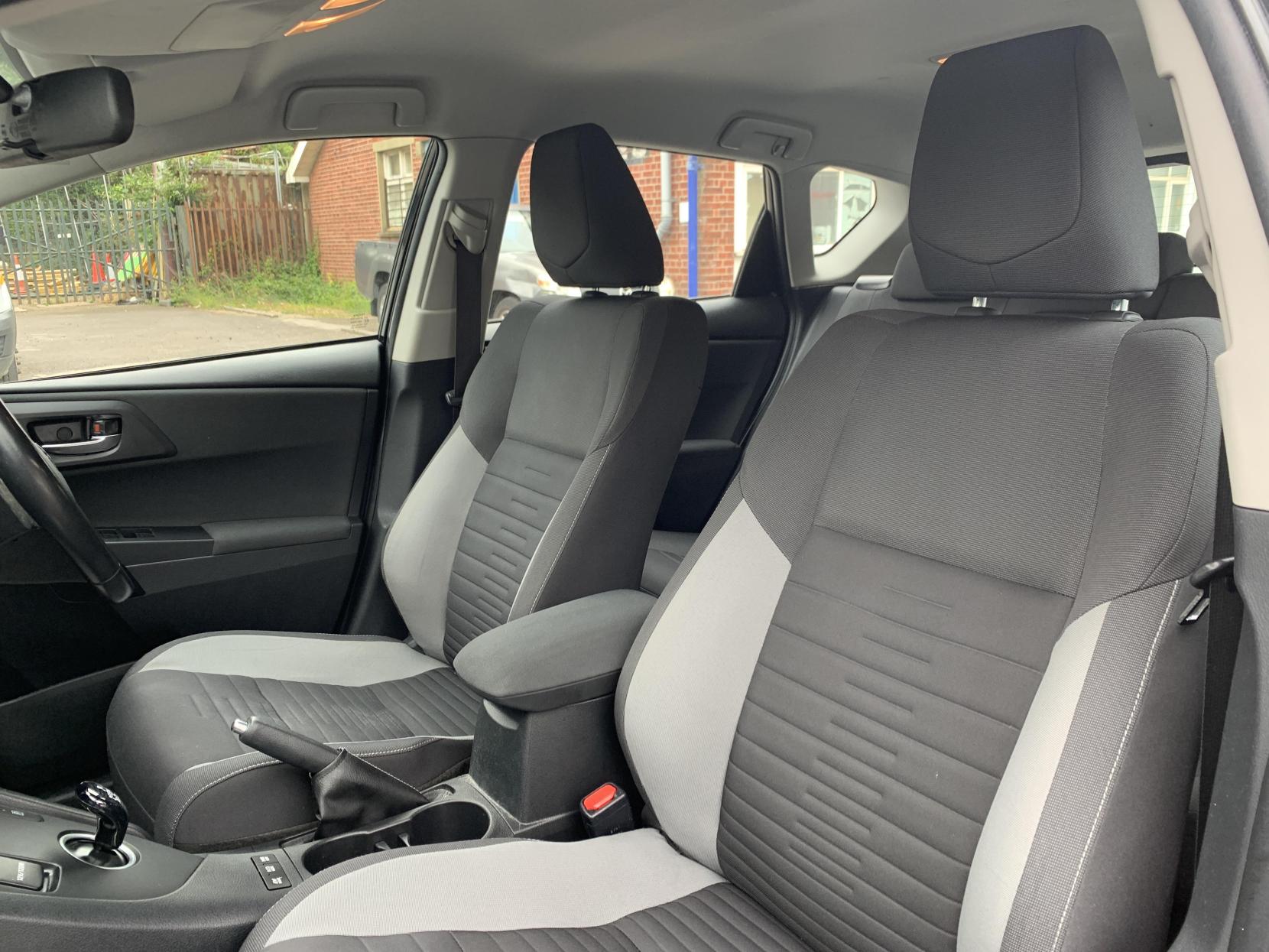 Toyota Auris 1.8 VVT-h Business Edition Hatchback 5dr Petrol Hybrid CVT Euro 6 (s/s) (Safety Sense) (136 ps)