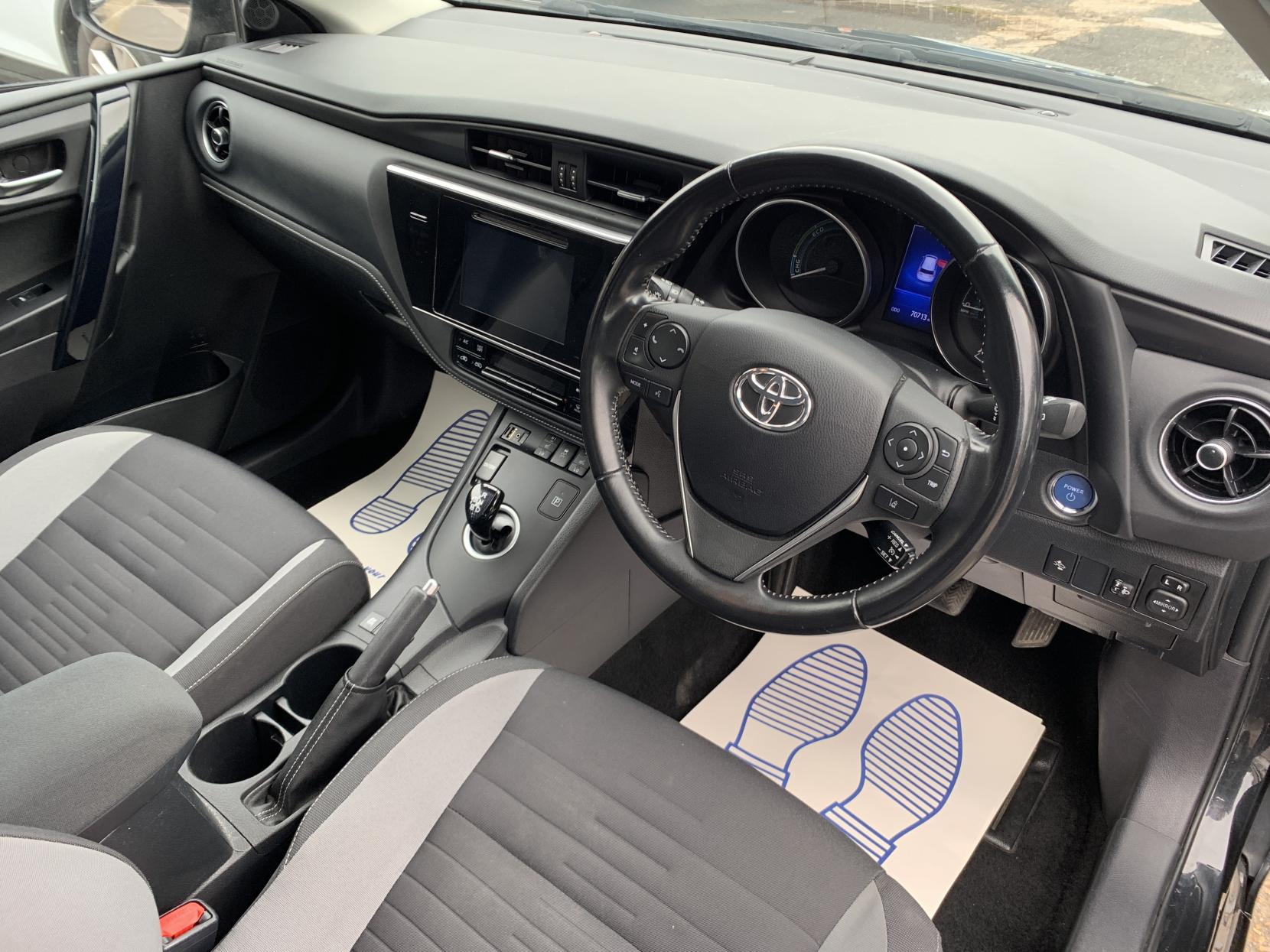 Toyota Auris 1.8 VVT-h Business Edition Hatchback 5dr Petrol Hybrid CVT Euro 6 (s/s) (Safety Sense) (136 ps)