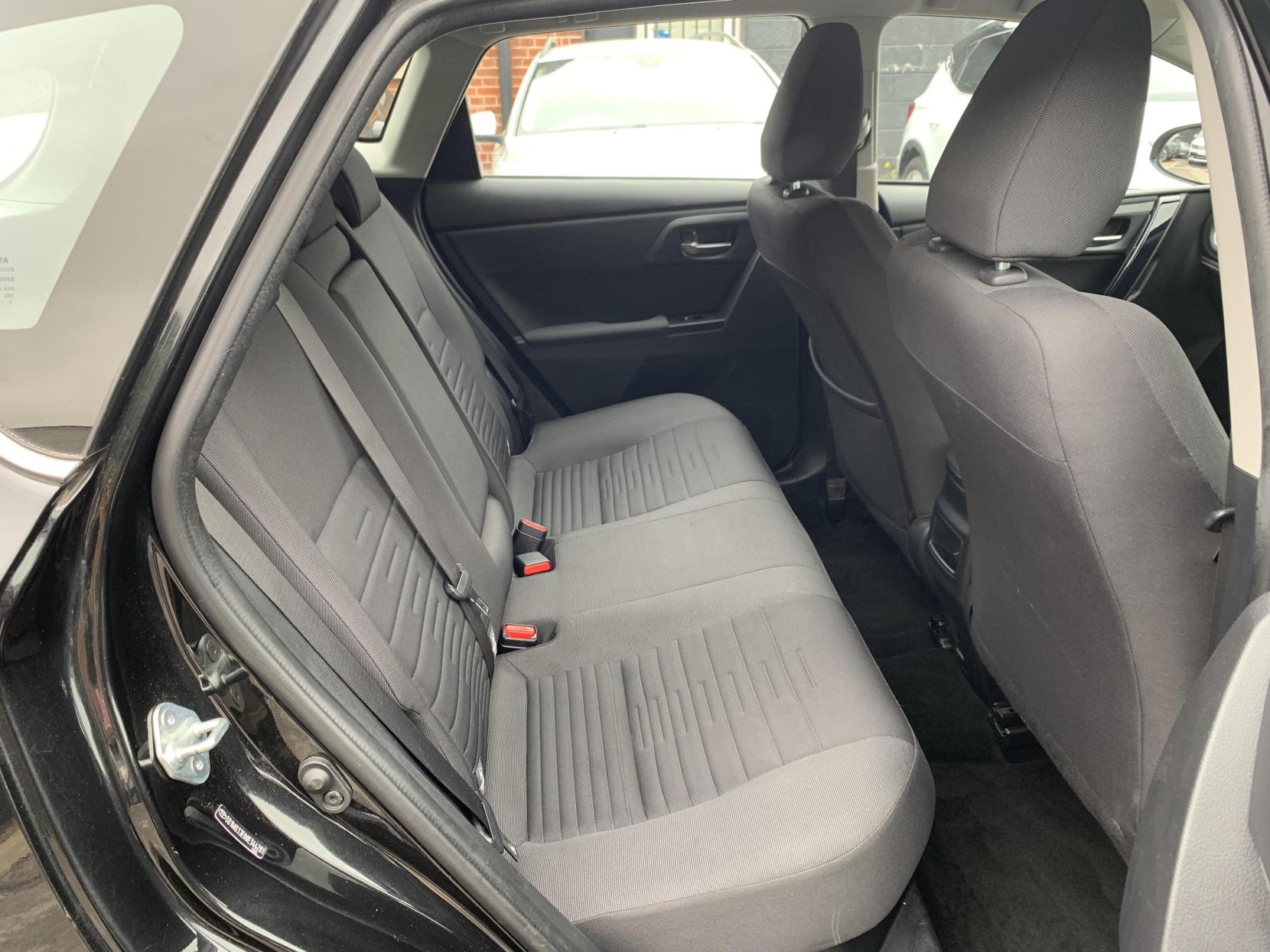 Toyota Auris 1.8 VVT-h Business Edition Hatchback 5dr Petrol Hybrid CVT Euro 6 (s/s) (Safety Sense) (136 ps)