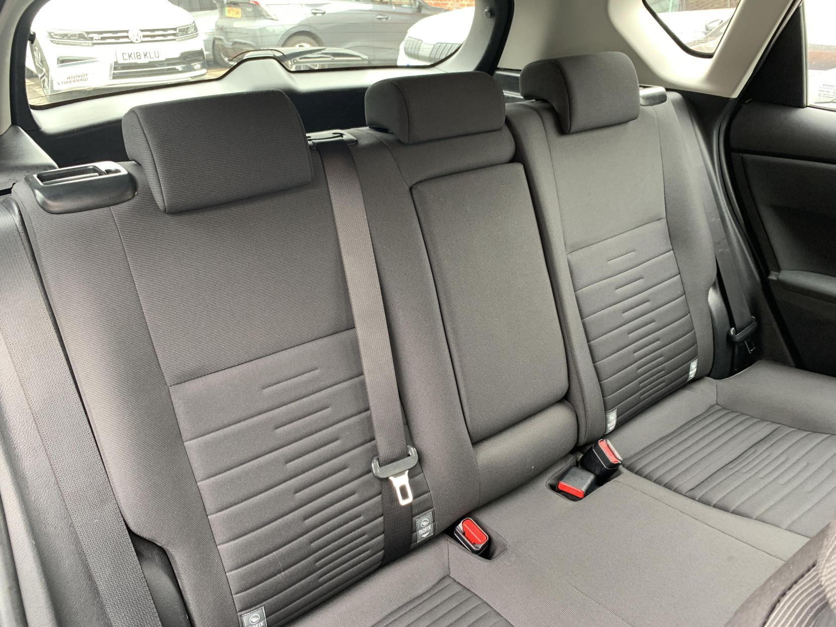 Toyota Auris 1.8 VVT-h Business Edition Hatchback 5dr Petrol Hybrid CVT Euro 6 (s/s) (Safety Sense) (136 ps)
