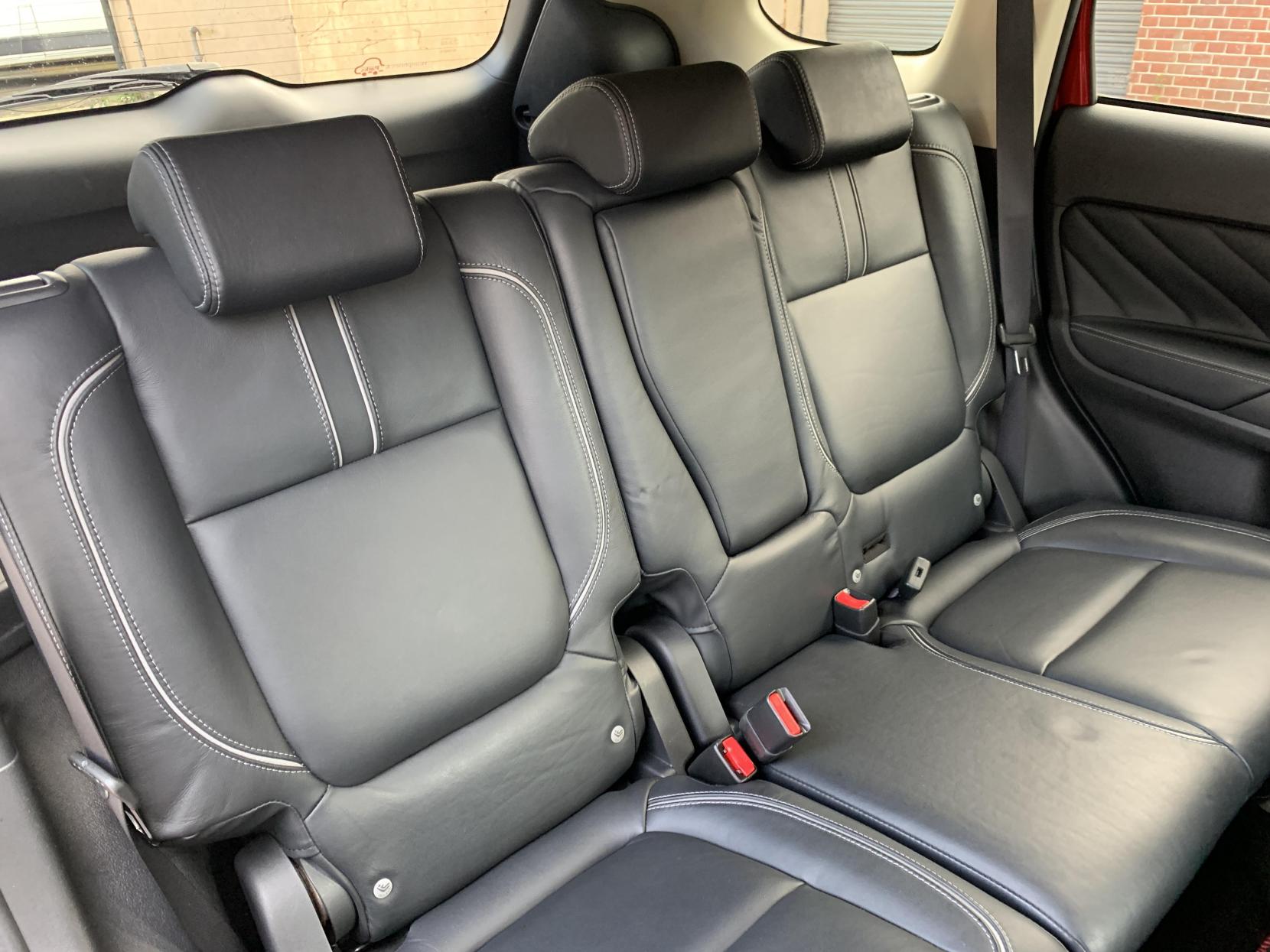 Mitsubishi Outlander 2.0h 12kWh 4hs SUV 5dr Petrol Plug-in Hybrid CVT 4WD Euro 6 (s/s) (200 ps)