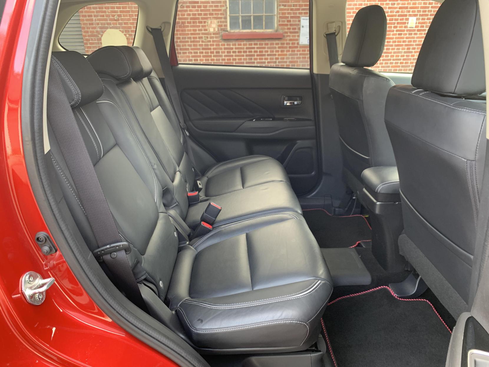 Mitsubishi Outlander 2.0h 12kWh 4hs SUV 5dr Petrol Plug-in Hybrid CVT 4WD Euro 6 (s/s) (200 ps)