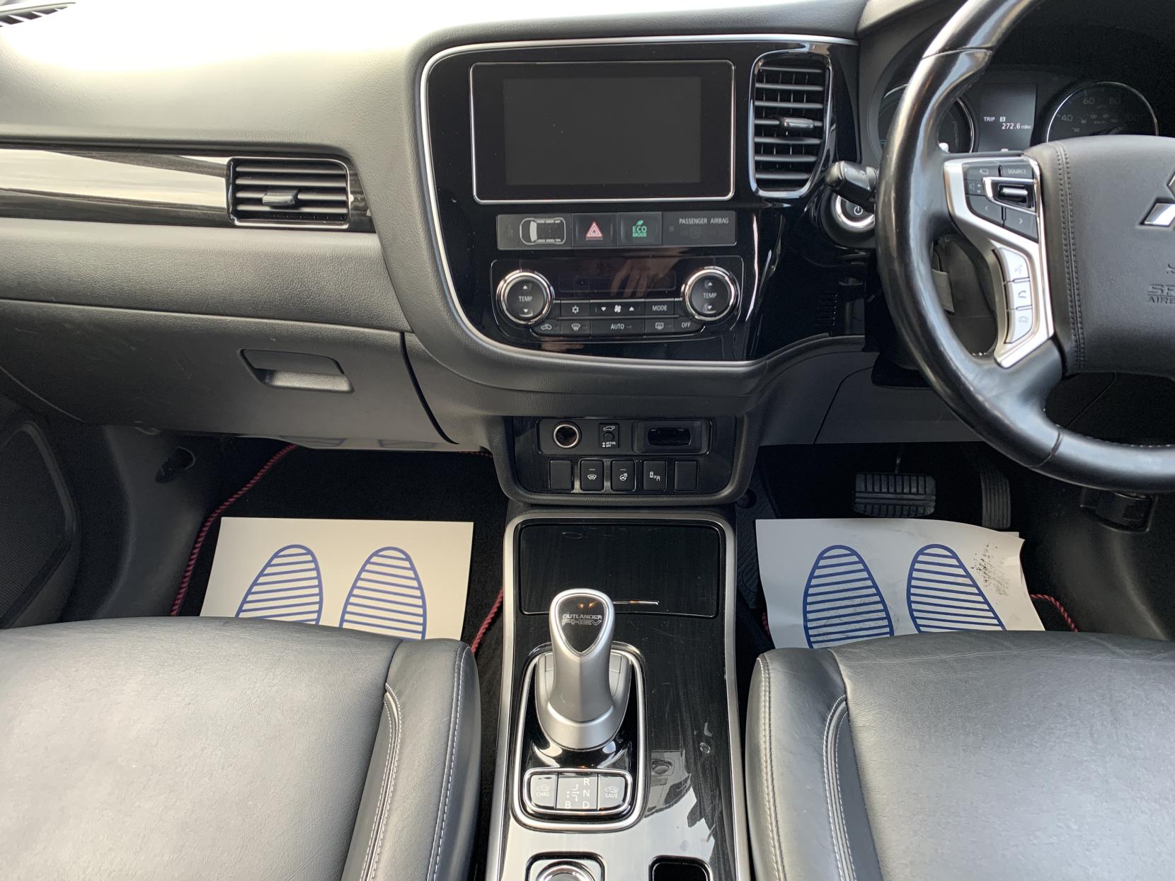 Mitsubishi Outlander 2.0h 12kWh 4hs SUV 5dr Petrol Plug-in Hybrid CVT 4WD Euro 6 (s/s) (200 ps)