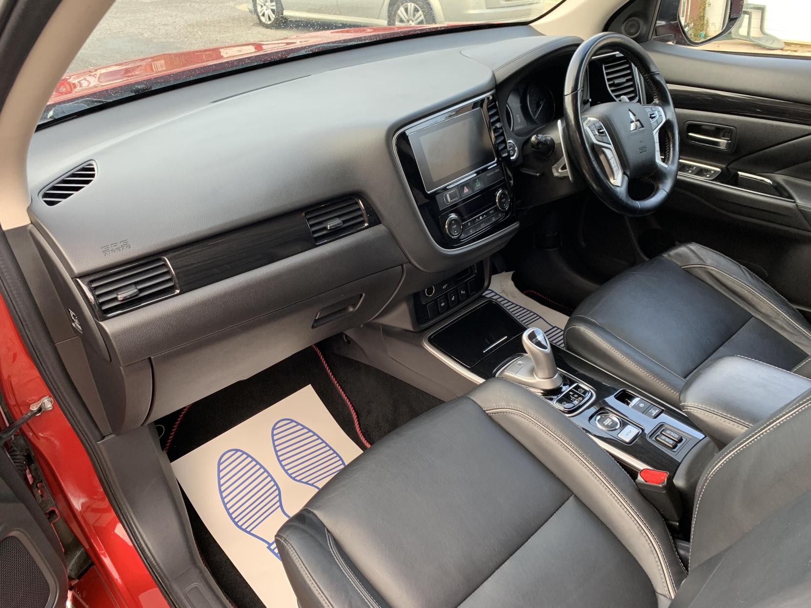 Mitsubishi Outlander 2.0h 12kWh 4hs SUV 5dr Petrol Plug-in Hybrid CVT 4WD Euro 6 (s/s) (200 ps)