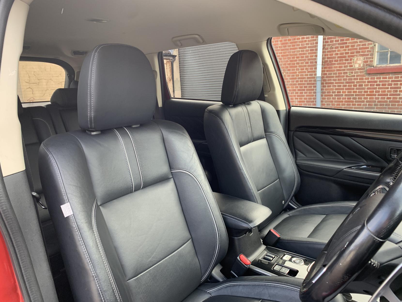 Mitsubishi Outlander 2.0h 12kWh 4hs SUV 5dr Petrol Plug-in Hybrid CVT 4WD Euro 6 (s/s) (200 ps)