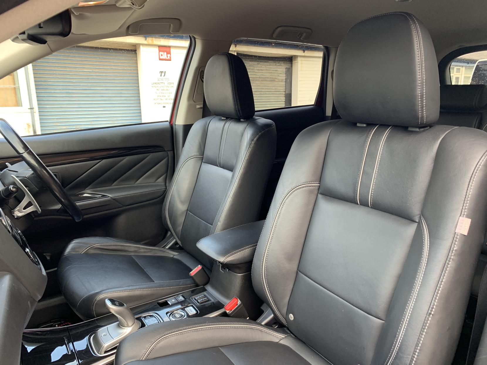 Mitsubishi Outlander 2.0h 12kWh 4hs SUV 5dr Petrol Plug-in Hybrid CVT 4WD Euro 6 (s/s) (200 ps)