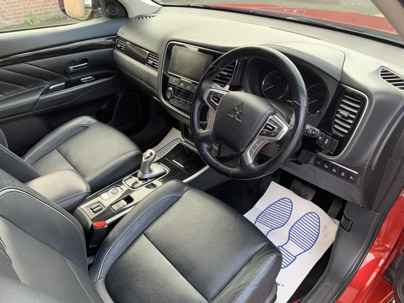 Mitsubishi Outlander 2.0h 12kWh 4hs SUV 5dr Petrol Plug-in Hybrid CVT 4WD Euro 6 (s/s) (200 ps)